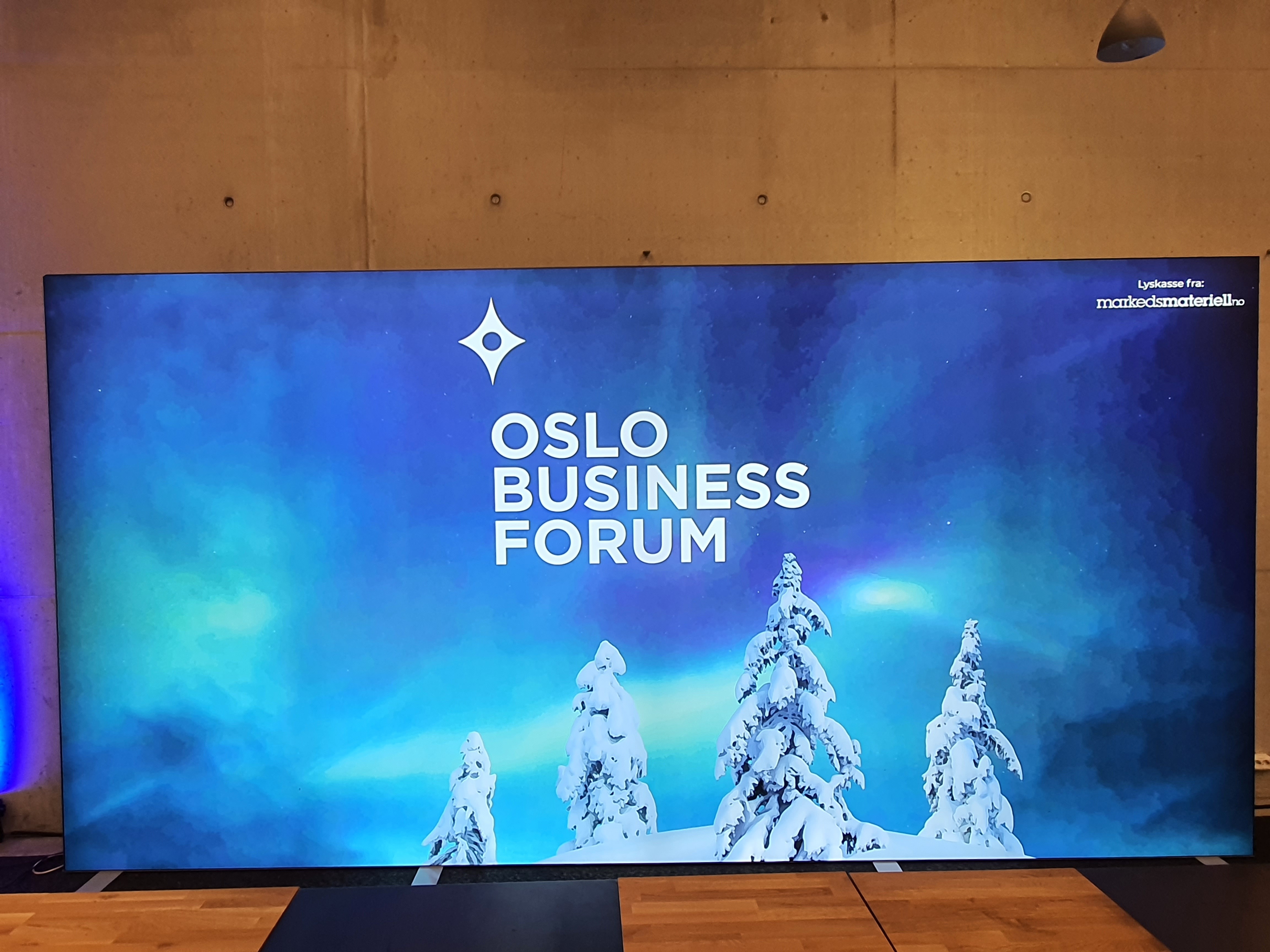 Komplett messestand med messevegg, messebord, beachflagg og sakkostol